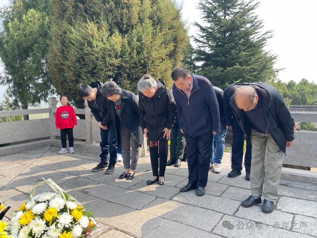 革命后代到八路军一二九师纪念馆瞻仰祭奠