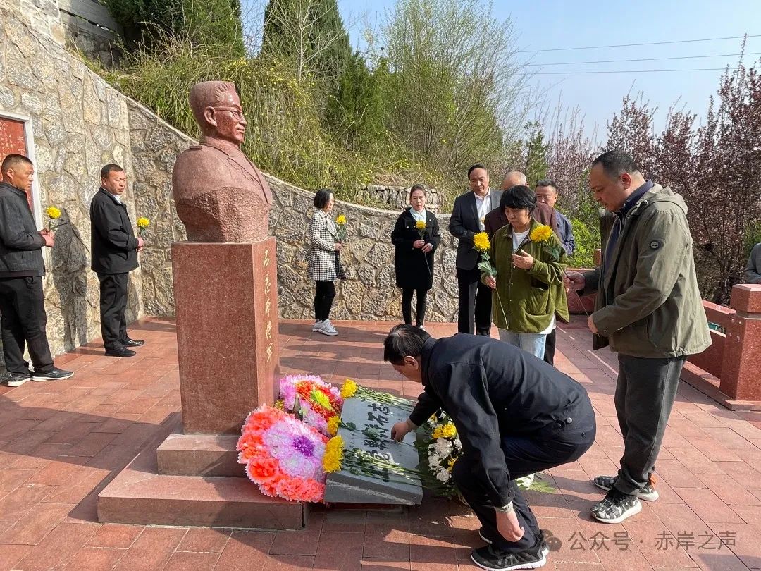 革命后代到八路军一二九师纪念馆瞻仰祭奠