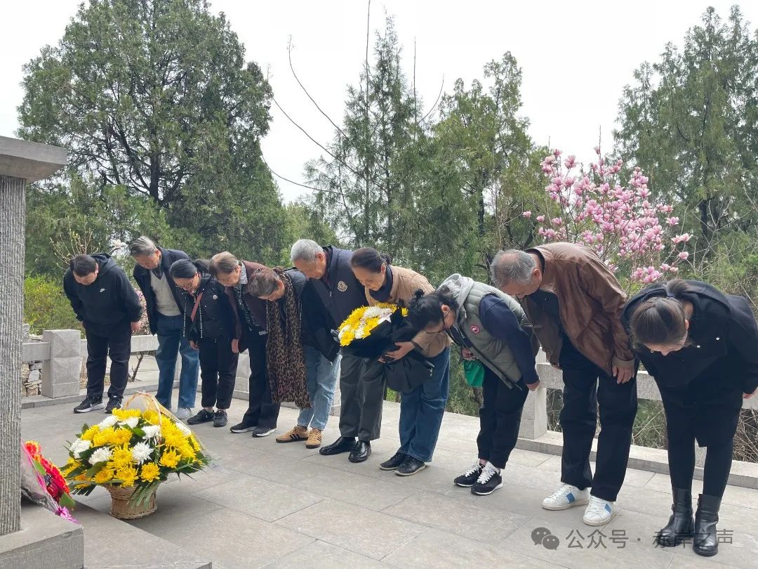 革命后代到八路军一二九师纪念馆瞻仰祭奠