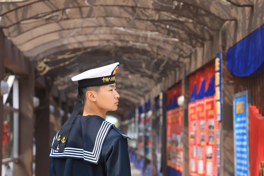 人大红与海军蓝再聚首！潜艇部队官兵走进中国人民大学