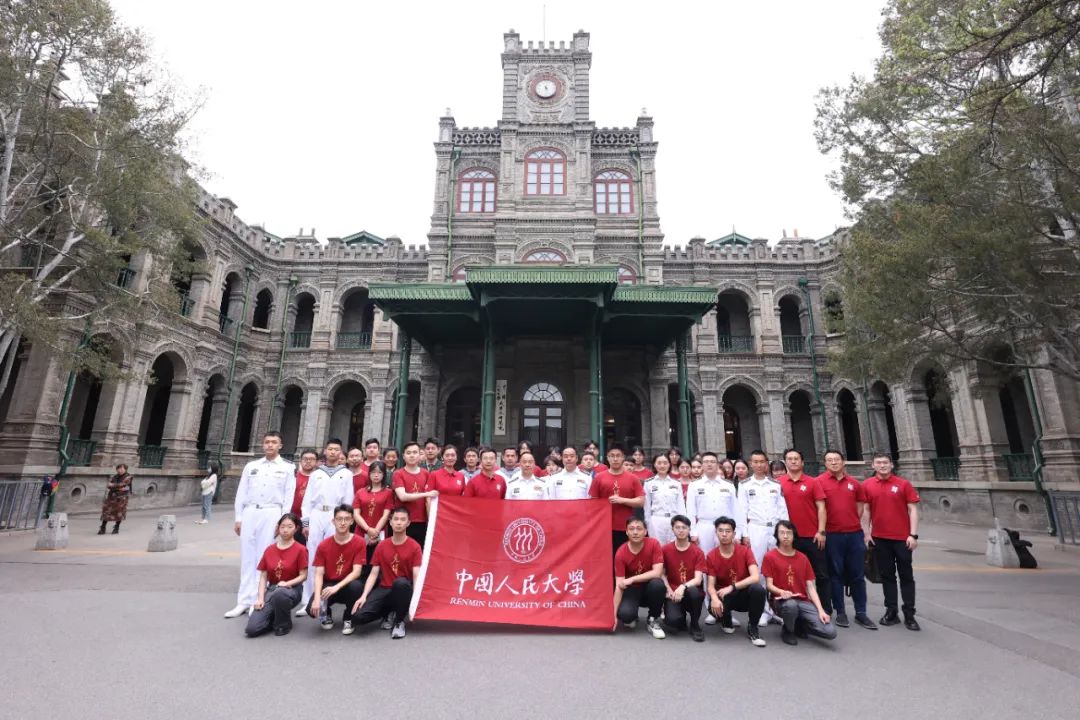 人大红与海军蓝再聚首！潜艇部队官兵走进中国人民大学