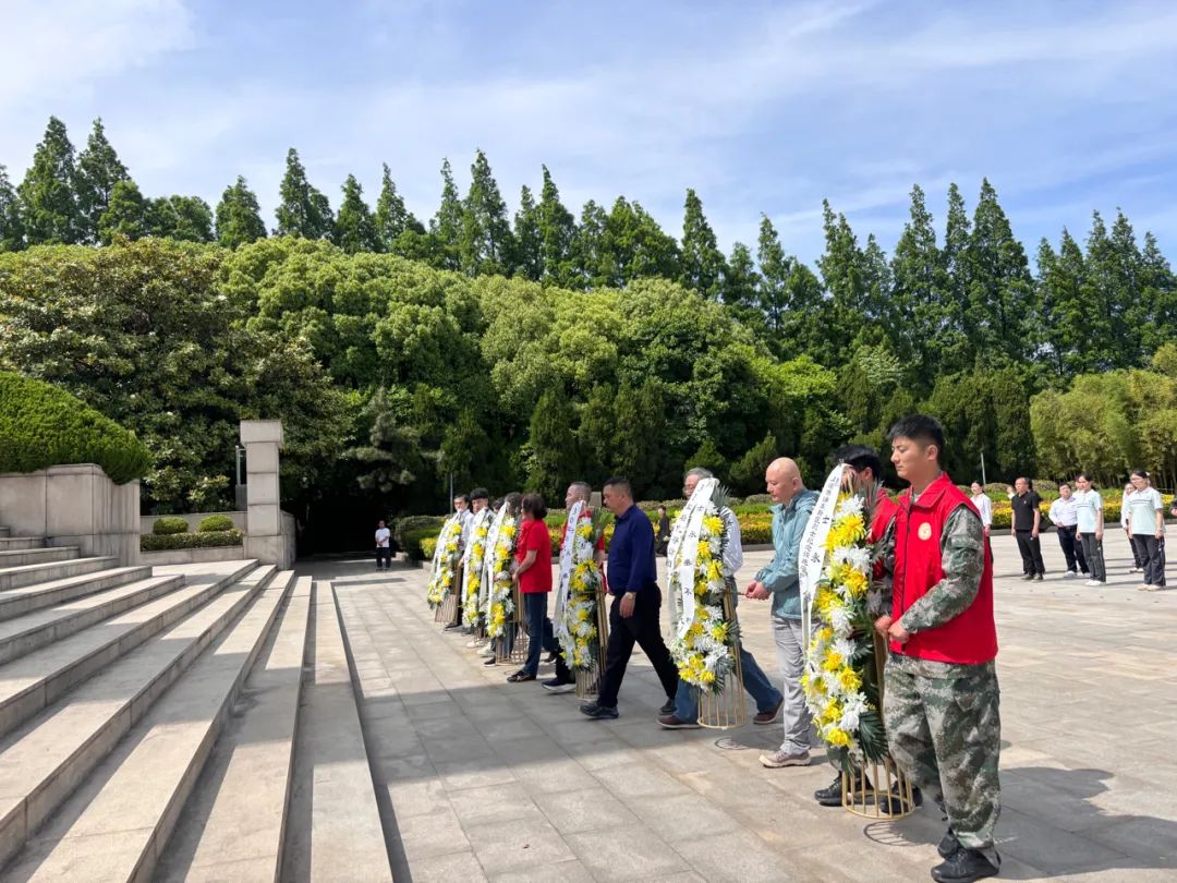 纪念上海解放75周年 解放军后代寻访团来到高桥烈士陵园