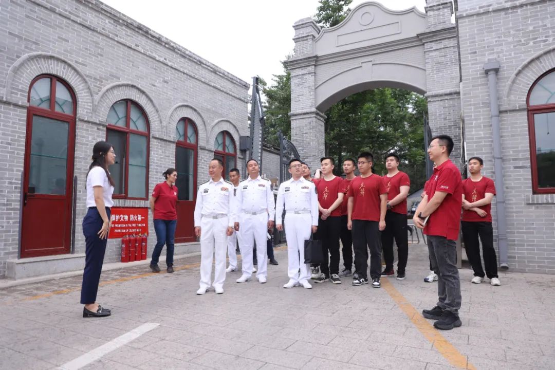 人大红与海军蓝再聚首！潜艇部队官兵走进中国人民大学