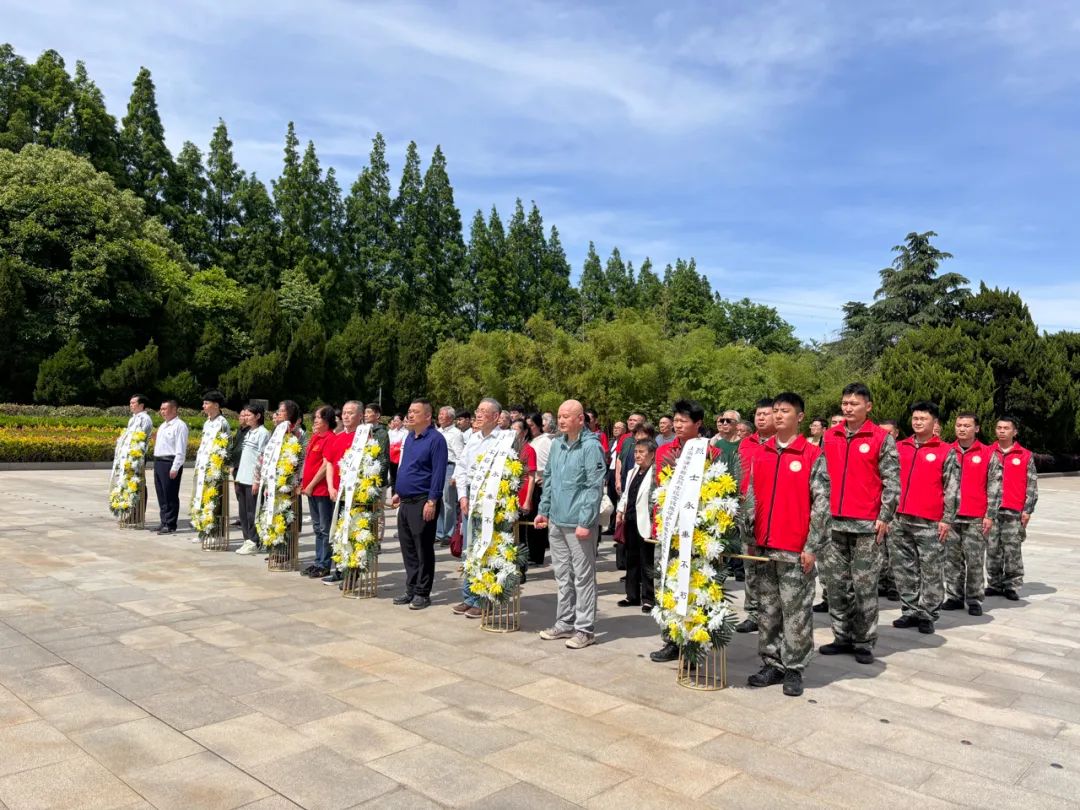 纪念上海解放75周年 解放军后代寻访团来到高桥烈士陵园