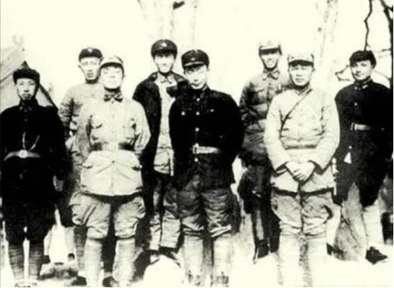 右起：邓小平、徐海东、陈光、聂荣臻、程子华、杨尚昆、罗瑞卿、王首道