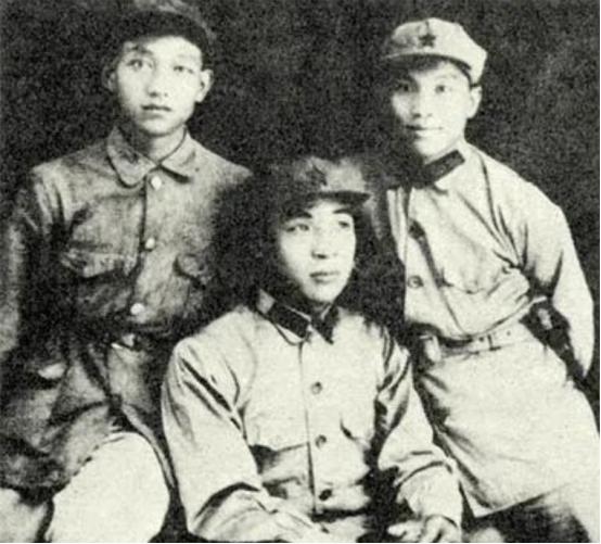 陈光（左一）和战友们在一起