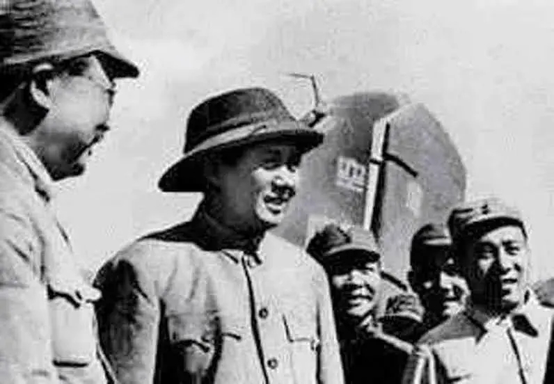 重庆谈判时，李克农（左一）负责毛泽东的安全