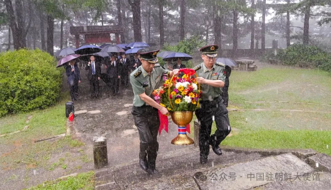 中国驻朝鲜使馆祭扫云山中国人民志愿军烈士陵园