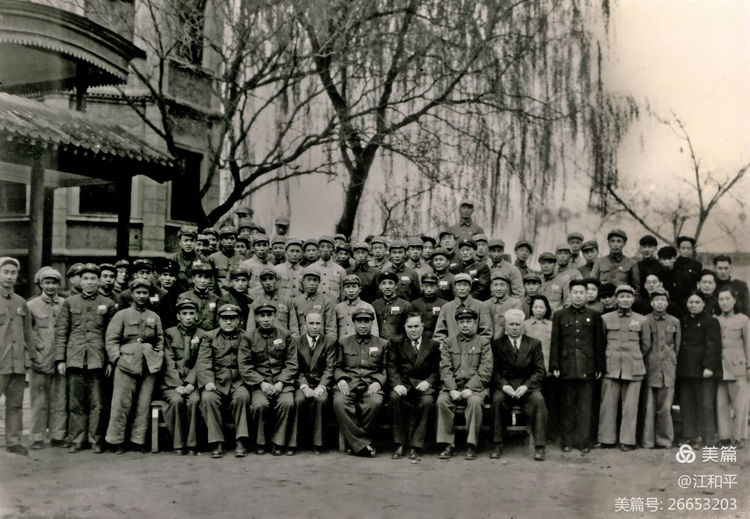 1950年朱德接见第一次全国部队情报工作会议的干部（毛岸英位于后排中间未戴帽子者）