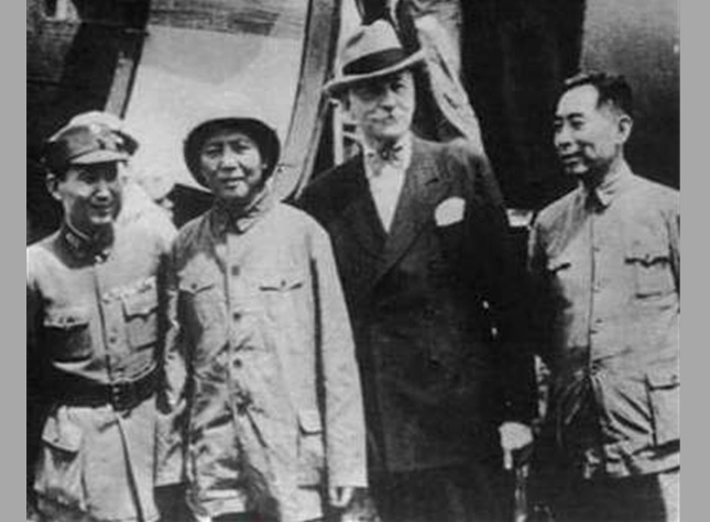 1945年，毛泽东、周恩来赴重庆进行国共谈判