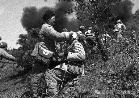 1955年，苏联顾问一句话让10万女军官失去授衔机会，她们却把矛头指向彭老总