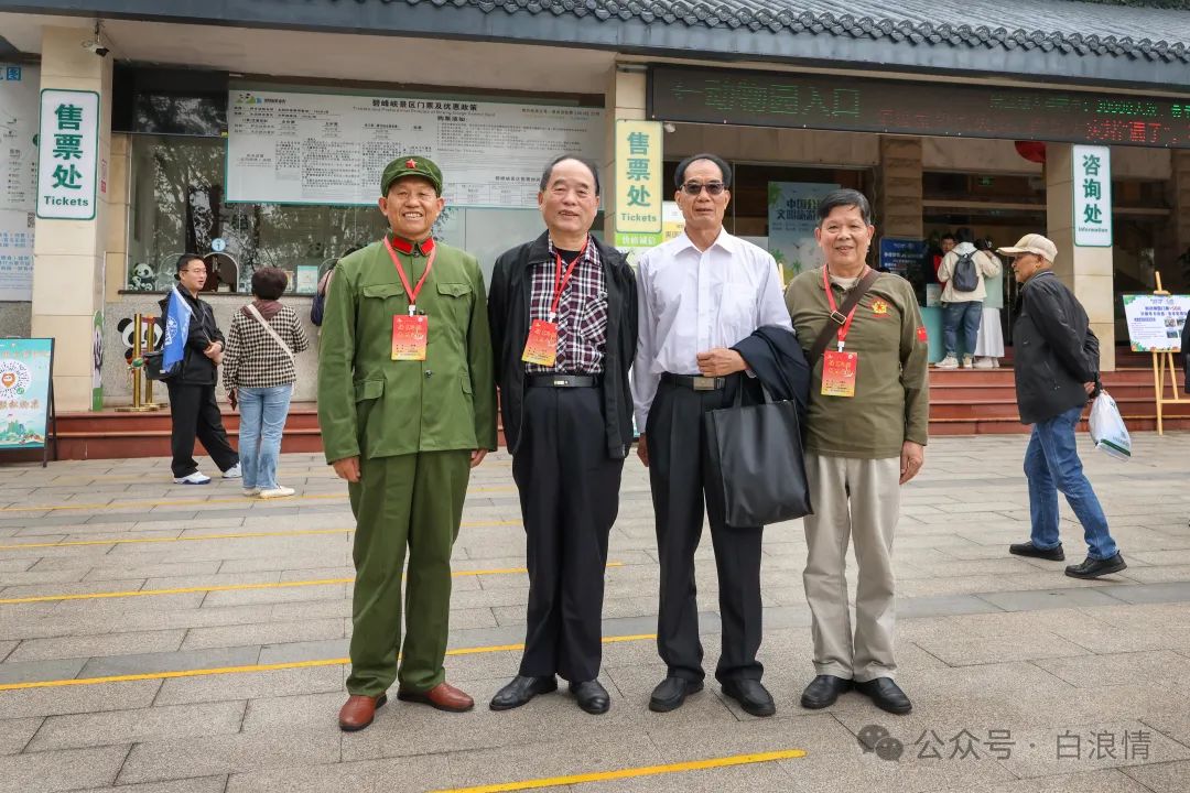 在“铁色之旅 成昆寻踪”活动开营仪式上，老兵们演唱小合唱《为了谁》