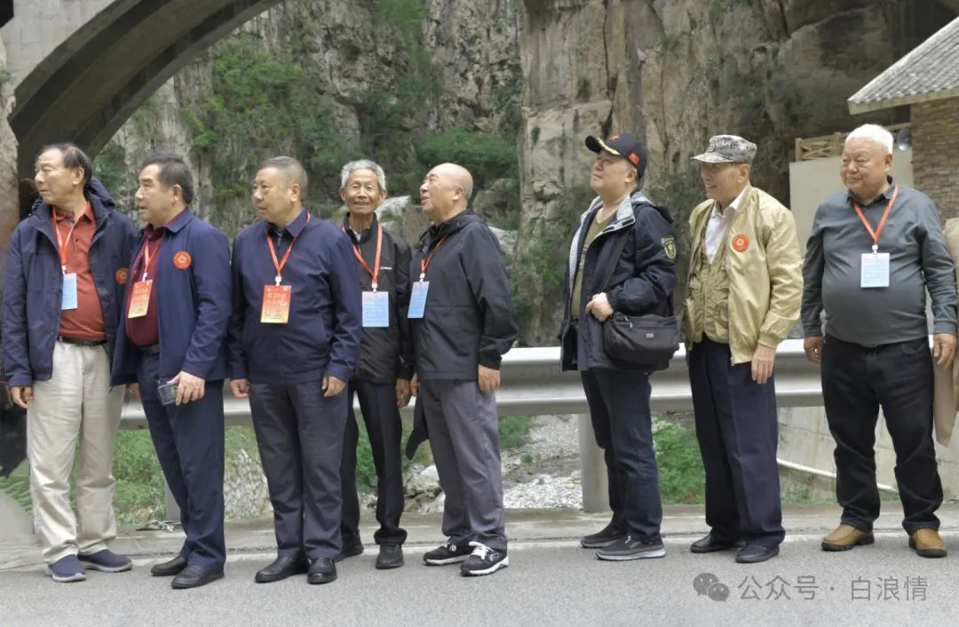 在“铁色之旅 成昆寻踪”活动开营仪式上，老兵们演唱小合唱《为了谁》