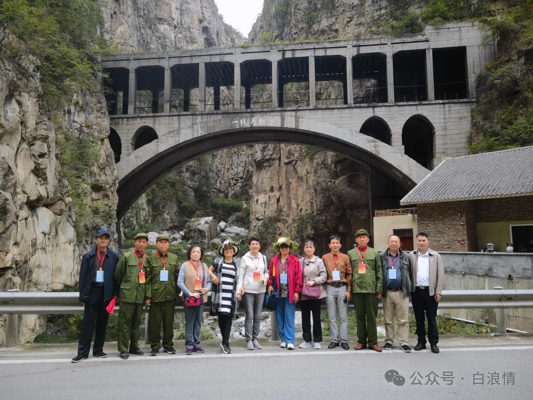 在“铁色之旅 成昆寻踪”活动开营仪式上，老兵们演唱小合唱《为了谁》