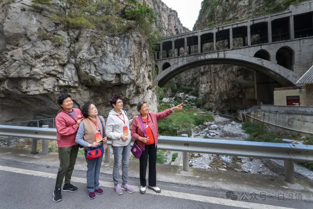 在“铁色之旅 成昆寻踪”活动开营仪式上，老兵们演唱小合唱《为了谁》