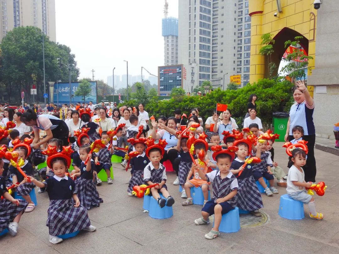 【国庆活动】童真迎国庆 ·红色润童心——沙砾蒙养幼儿园国庆主题活动