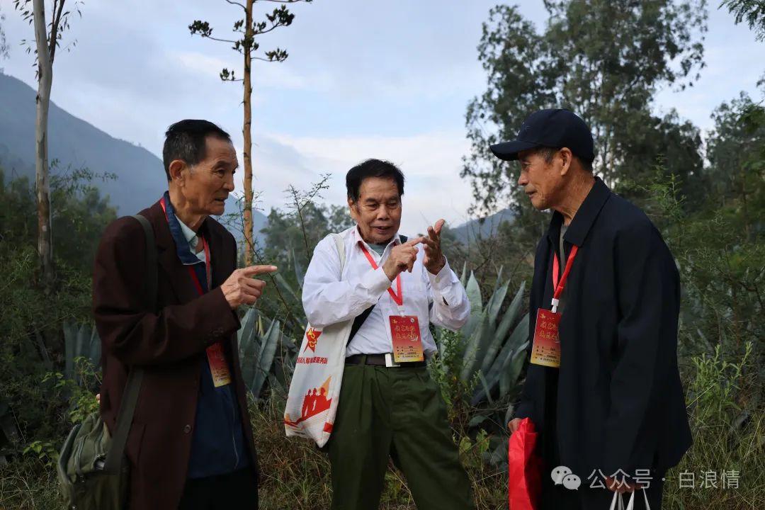 在“铁色之旅 成昆寻踪”活动开营仪式上，老兵们演唱小合唱《为了谁》