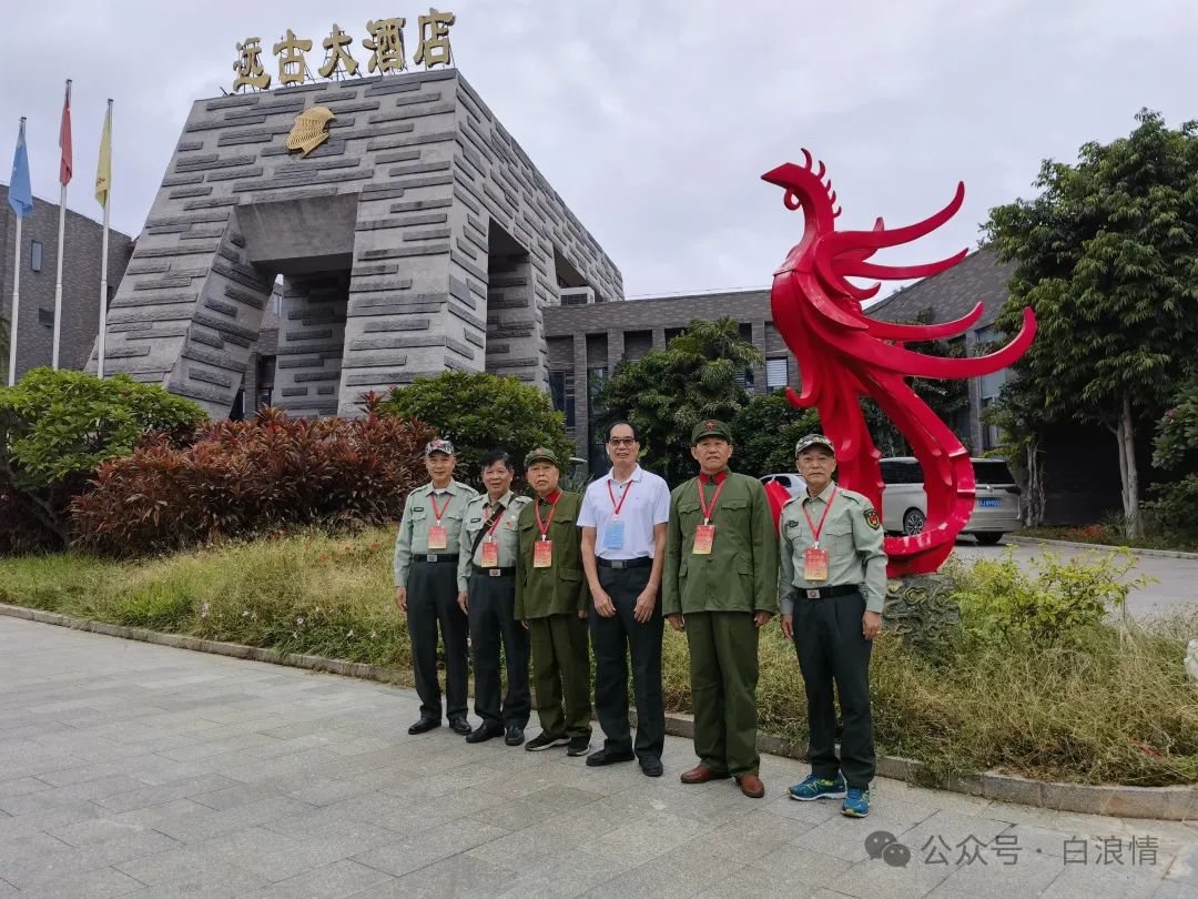 在“铁色之旅 成昆寻踪”活动开营仪式上，老兵们演唱小合唱《为了谁》