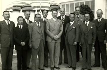 1937年国民政府代表团访德（前排左起：桂永清、翁文灏、孔祥熙、阿道夫·希特勒、陈绍宽、程天放、沙赫特，后排右二：赫尔曼·戈林）