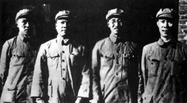 1949年6月，太原战役结束后，徐向前（右二）与周士第（右一）、陈漫远（左二）、王新亭（左一）在太原的合影