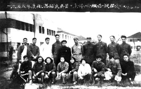 1955年度征集补充兵员第十康复医院体检组合影(淮安湖心寺)后排右数第四：张辉政委、第六：易良华院长