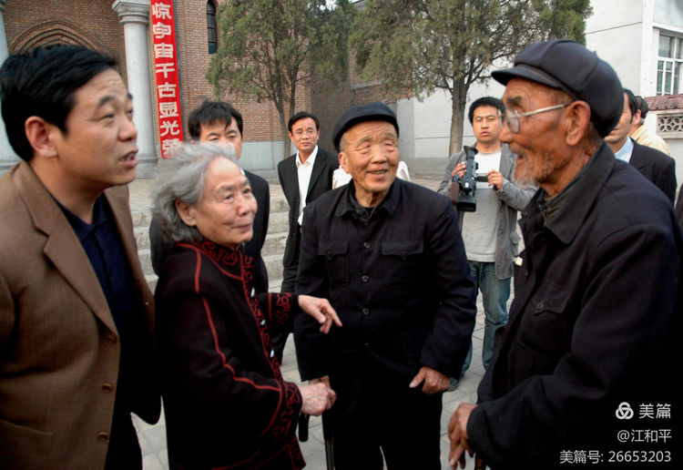 2009年4月11日骆行重访长治原医学院旧址与乡亲们