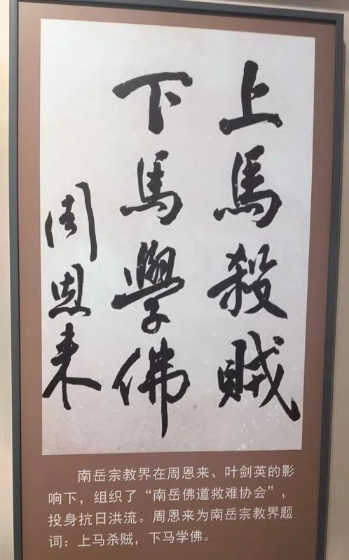 仔细看展览