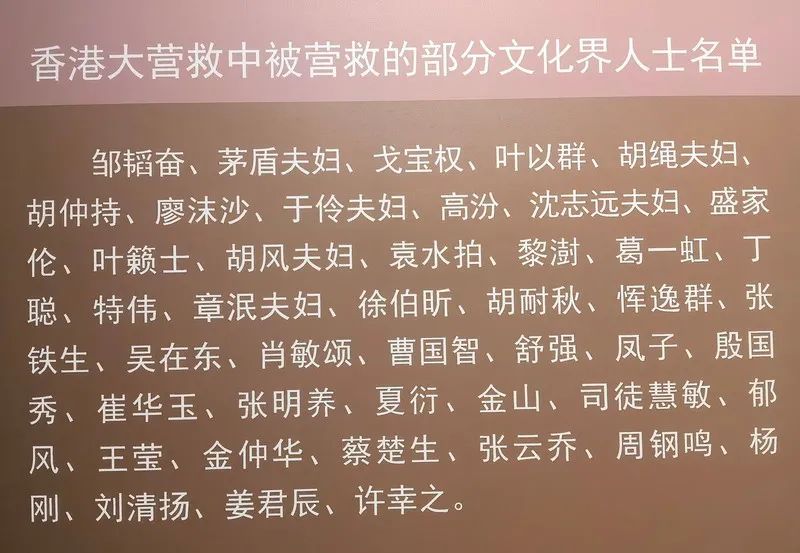 仔细看展览