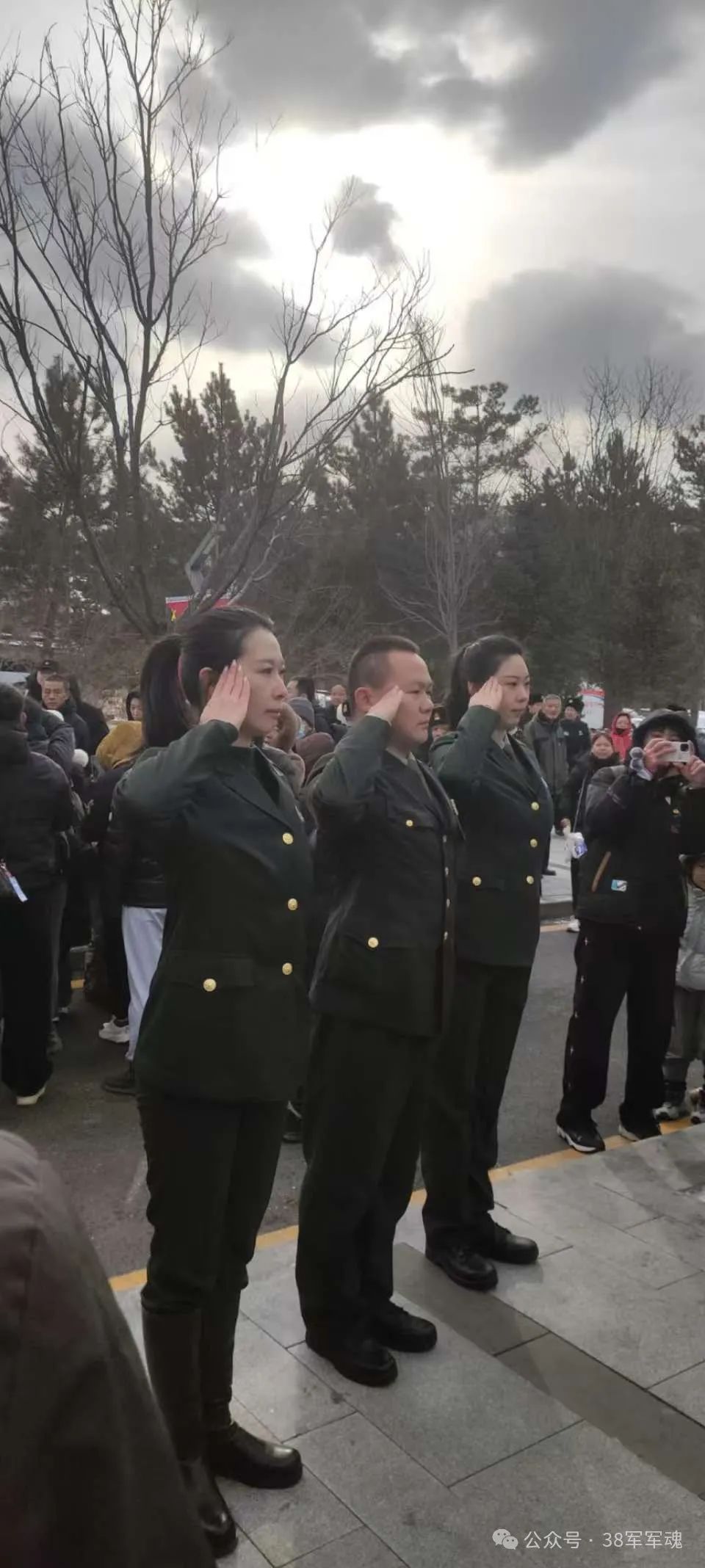 快讯：志愿军38军后代迎接第十一批在韩中国人民志愿军烈士遗骸归国，74年后，43位英烈魂归故里，回到祖国