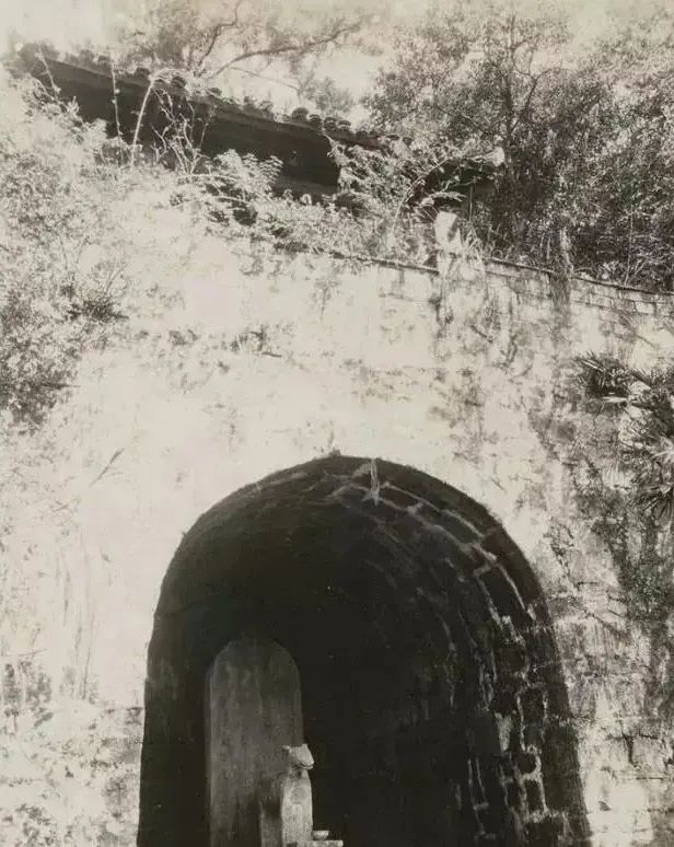 河南省委书记吴芝圃：坐车去白鹿洞玩，路上看到一老汉，喊：停车