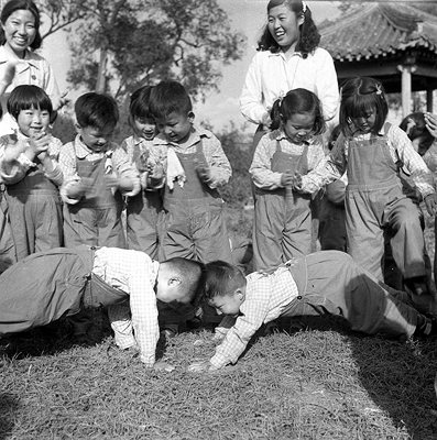 1950年6月1日,是新中国成立后的第一个“六一”国际儿童节。这是新华社托儿所的孩子们在户外做游戏。(资料照片/图)