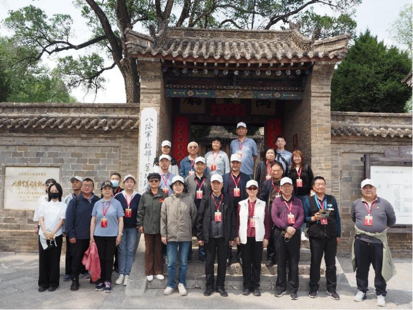 在武乡县砖壁村八路军总司令部旧址合影