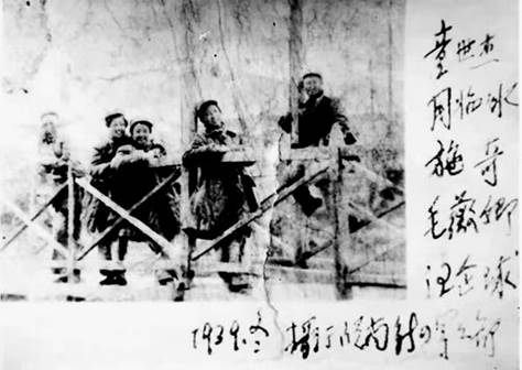 1939年冬,(左起)新四军机要科长童世杰同军部首批女机要员
周临冰、施奇、毛维青、汪企求于“叶挺桥”合影(叶挺摄)