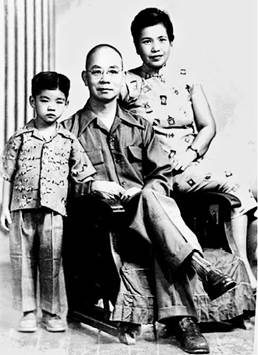 1949年10月6日,农历中秋节,吴石和夫人王碧奎及小儿子合影