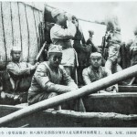 1937年9月,八路军总部政治部副主任邓小平(左四)与朱德(左三,站立拿望远镜者)、任弼时(左二)、罗荣桓(左 一)等从陕西省韩城县芝川镇乘船东渡黄河,进入山西抗日前线。 罗东进 摄