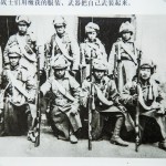 神头岭战斗结束后战士们用缴获的服装、武器把自己武装起来。