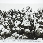 一二九师三八六旅参谋长周希汉(前站立者)在粉碎日军“九路围攻”前进行战斗动员。