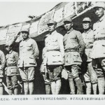 北方局、八路军总部和一二九师等领导同志在检阅部队。举手答礼者为彭德怀副总司令。