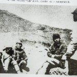 在一九四二年五月反“扫荡”战斗中,左权将军(右二)在听取汇报。