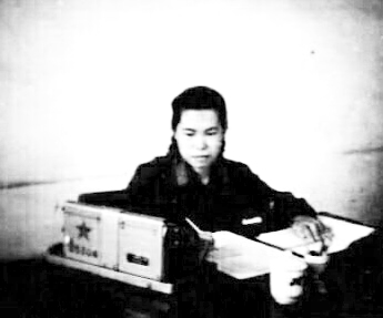 1975年正是刘乃苓等测绘人员用的是德国进口的双黑人头手摇计算机，加上算盘、计算尺、三角函数和对数表，竟然算出珠穆朗玛峰高程8848.13米，并向全世界公布！