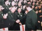 习近平总书记和秦子增握手