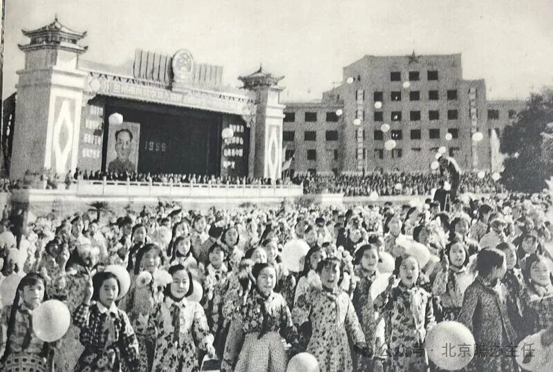 兰州市庆祝大会,那座大楼--兰州宾馆,还没有建成吧,我曾经在里边住过