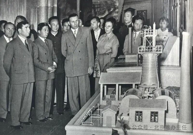 谢胡参观全国工业交通展览会