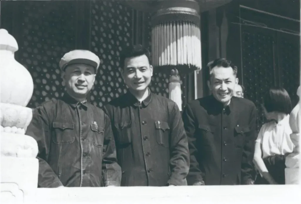 1966年10月1日，钱学森（左）、邓稼先（中）、朱光亚（右）在北京天安门城楼合影，他们是两弹一星事业的核心科学家