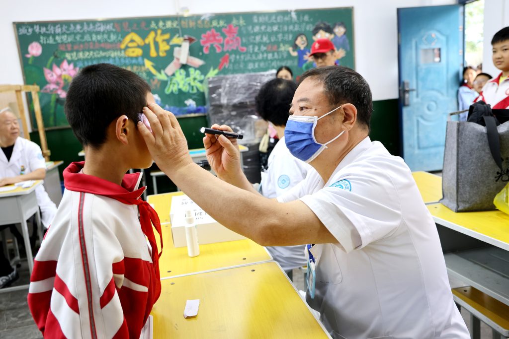 ②主办方在陕西省富县直罗镇中心小学捐赠送净水器和心理学书籍后，为150名小学生进行了义诊。李易真 摄