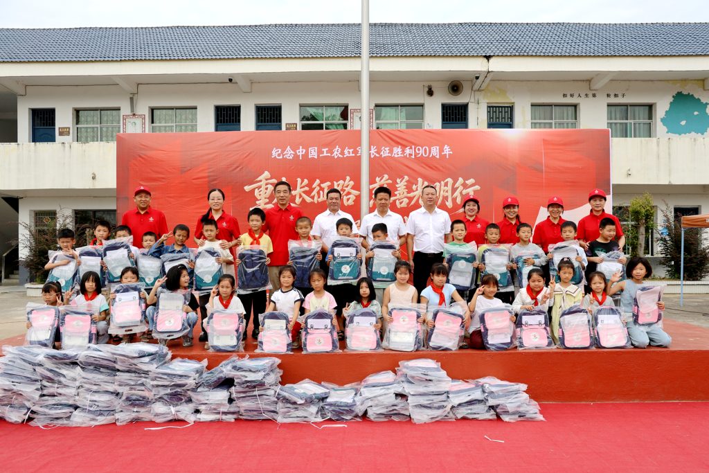 ④在江西省赣州市银坑镇平安小学，主办方赠送书包462个、近视镜16副，为9位学生发放了助学金。李易真 摄