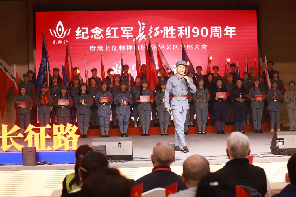 ⑤活动总结收官会议现场，与会人员齐唱《红军不怕远征难》。李易真 摄