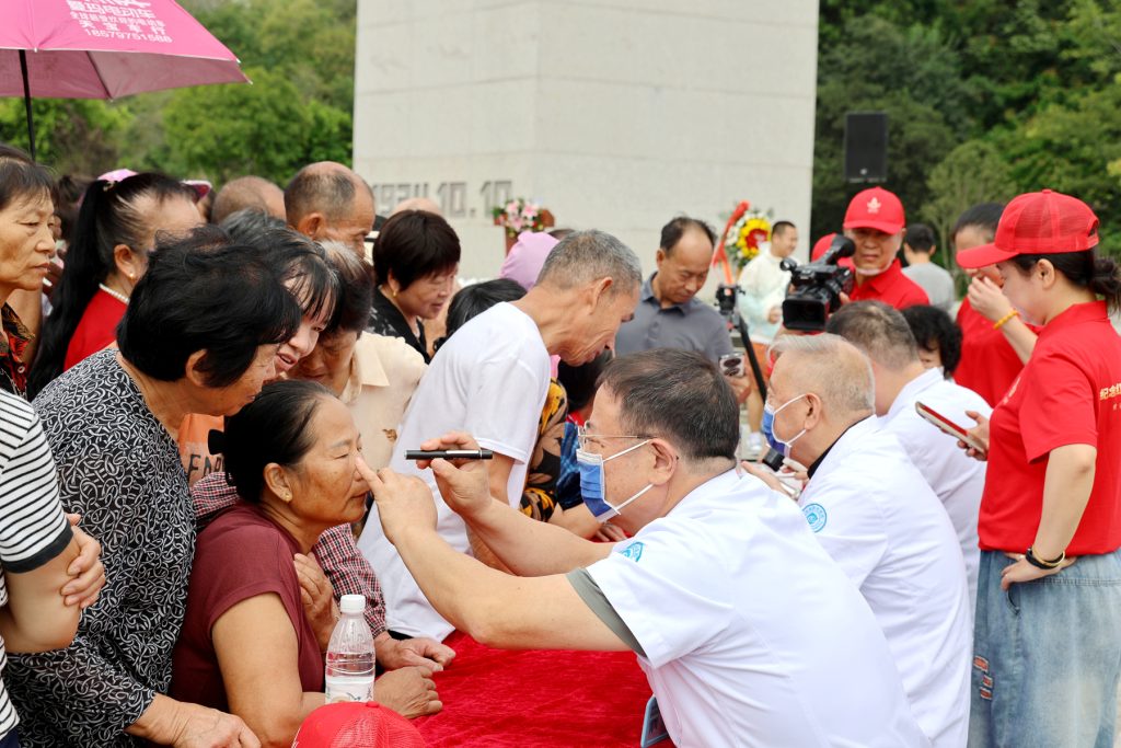 ⑧在江西省瑞金市云石山乡沿坝村，义诊团队为当地群众义诊，并赠送眼镜990副。受访单位供图