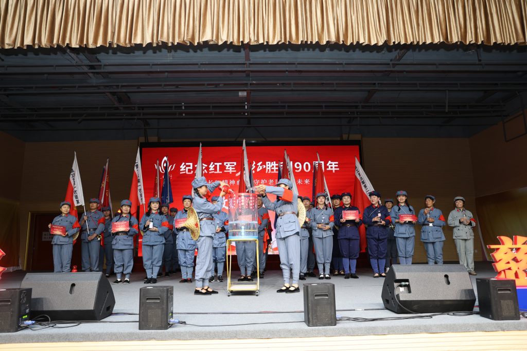 ⑩志愿者跨越七省九地，采集了赤水河、于都河、湘江、大渡河等河流之水，汇流入石家庄鹿泉区白鹿泉，寓意红色源流彼此交汇，精神根脉共生共振。李易真 摄