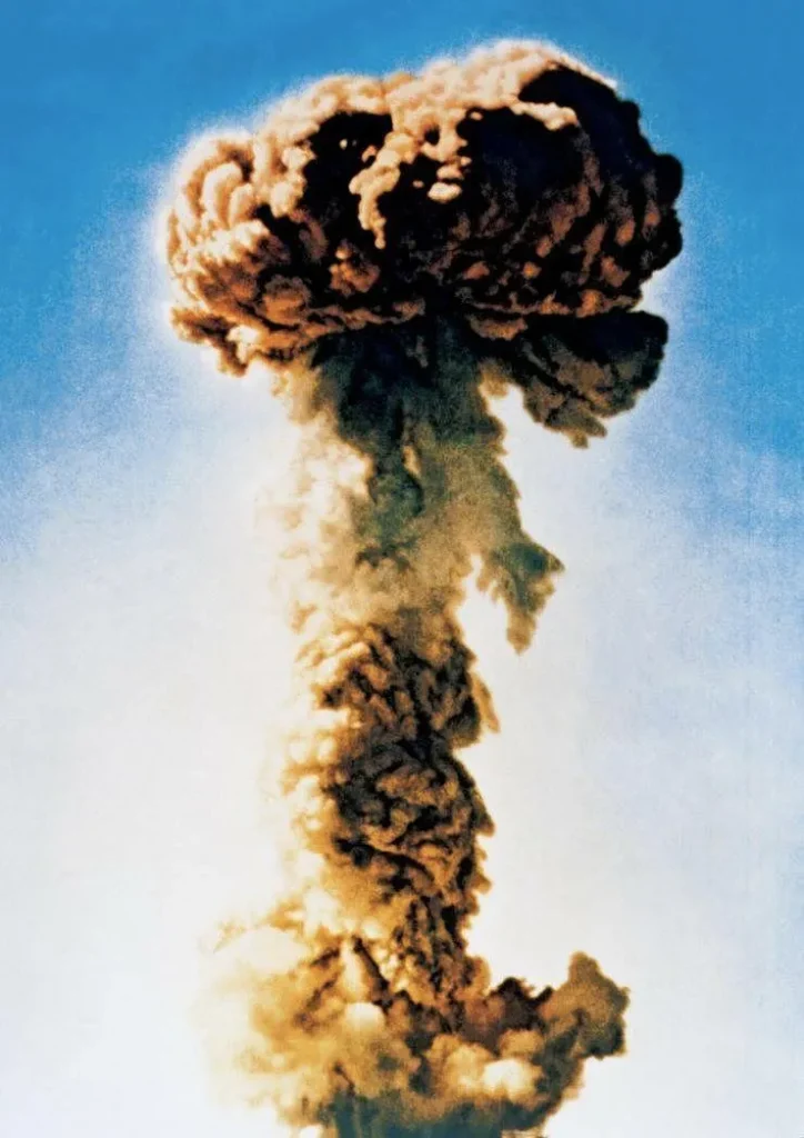 中国第一颗原子弹爆炸产生的蘑菇云，这是载入史册的标志性画面